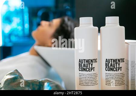 Authentische Beauty-Konzept-Produkte auf dem Display in einem Friseursalon Stockfoto