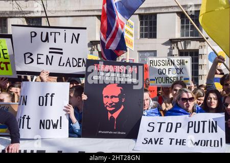 London, Großbritannien. 26.. Februar 2022. Tausende von Menschen versammelten sich in Whitehall, um gegen die russische Invasion in der Ukraine zu protestieren und riefen die britische Regierung und die NATO dazu auf, der Ukraine zu helfen. Kredit: Vuk Valcic/Alamy Live Nachrichten Stockfoto