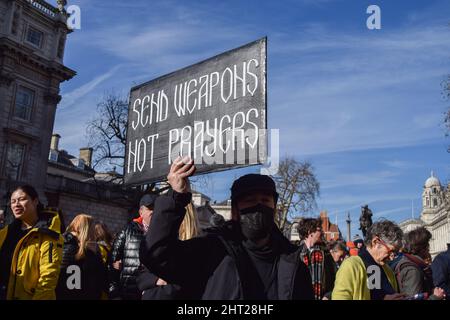 London, Großbritannien. 26.. Februar 2022. Ein Protestler hält ein Plakat mit dem Titel „Waffen senden, nicht Gebete“. Tausende von Menschen versammelten sich in Whitehall, um gegen die russische Invasion in der Ukraine zu protestieren und riefen die britische Regierung und die NATO dazu auf, der Ukraine zu helfen. Kredit: Vuk Valcic/Alamy Live Nachrichten Stockfoto