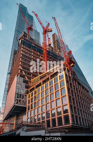Vertikale Aufnahme der modernen Gebäudekonstruktion. Stockfoto