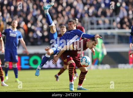 Karlsruhe, Deutschland. 26. Feb, 2022. firo : 26.. Februar 2022, Fuvuball, 2. Bundesliga, Saison 2021/2022, Karlsruher SC, KSC - FC Schalke 04 Duels, Philip Heise gegen Marvin Pieringer Credit: dpa/Alamy Live News Stockfoto