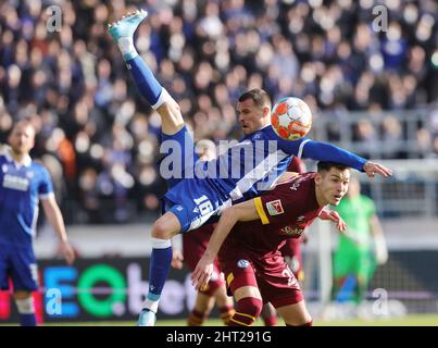 Karlsruhe, Deutschland. 26. Feb, 2022. firo : 26.. Februar 2022, Fuvuball, 2. Bundesliga, Saison 2021/2022, Karlsruher SC, KSC - FC Schalke 04 Duels, Philip Heise gegen Marvin Pieringer Credit: dpa/Alamy Live News Stockfoto