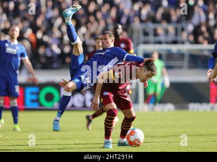 Karlsruhe, Deutschland. 26. Feb, 2022. firo : 26.. Februar 2022, Fuvuball, 2. Bundesliga, Saison 2021/2022, Karlsruher SC, KSC - FC Schalke 04 Duels, Philip Heise gegen Marvin Pieringer Credit: dpa/Alamy Live News Stockfoto