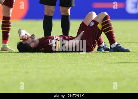 Karlsruhe, Deutschland. 26. Feb, 2022. firo : 26.. Februar 2022, Fuvuball, 2.Bundesliga, Saison 2021/2022, Karlsruher SC, KSC - FC Schalke 04 Danny Latza am Boden, verletzt Credit: dpa/Alamy Live News Stockfoto