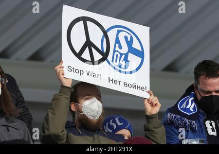 Karlsruhe, Deutschland. 26. Feb, 2022. firo: 26.. Februar 2022, Fuvuball, 2. Bundesliga, Saison 2021/2022, Karlsruher SC, KSC - FC Schalke 04 Fans, Schalke, Poster, Transparent Versus the war in Ukraine Versus the Attack Ruvuland, Russland, Stop war Credit: dpa/Alamy Live News Stockfoto