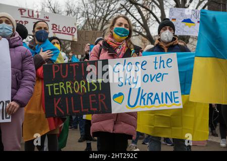 Berlin, Deutschland. 26.. Februar 2022. Proteste gegen den russischen Einmarsch in die Ukraine. Demonstranten versammelten sich am Samstag vor der russischen Botschaft in Berlin. Viele Demonstranten, die Schilder mit der Aufschrift Putin ist ein Terrorist, ein Mörder halten, beenden den Krieg, schließen den Himmel, Flugverbotszone, Waffen für die Ukraine und Verbot Russland aus Swift. Außerdem verglich mehrere Demonstranten Putin mit Hitler, nannten ihn Putler oder ließen ihn ein Hakenkreuz tragen. Die deutsche Polizei versuchte, mehrere Zeichen des Protestes zu verbieten. (Foto: Michael Kuenne/PRESSCOV/Sipa USA) Quelle: SIPA USA/Alamy Live News Stockfoto