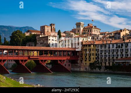 Die Brücke Ponte Vecchio, Ponte degli Alpini, die über den Fluss Brenta in Bassano del Grappa führt, Fassaden mittelalterlicher Häuser mit Blick auf das Wasser. Stockfoto