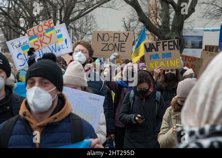 Berlin, Deutschland. 26.. Februar 2022. Proteste gegen den russischen Einmarsch in die Ukraine. Demonstranten versammelten sich am Samstag vor der russischen Botschaft in Berlin. Viele Demonstranten, die Schilder mit der Aufschrift Putin ist ein Terrorist, ein Mörder halten, beenden den Krieg, schließen den Himmel, Flugverbotszone, Waffen für die Ukraine und Verbot Russland aus Swift. Außerdem verglich mehrere Demonstranten Putin mit Hitler, nannten ihn Putler oder ließen ihn ein Hakenkreuz tragen. Die deutsche Polizei versuchte, mehrere Zeichen des Protestes zu verbieten. (Foto: Michael Kuenne/PRESSCOV/Sipa USA) Quelle: SIPA USA/Alamy Live News Stockfoto