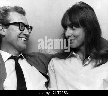 Bamber Gascoigne, TV-Persönlichkeit und seine Frau zu Hause in Notting Hill. 29.. September 1966. Stockfoto