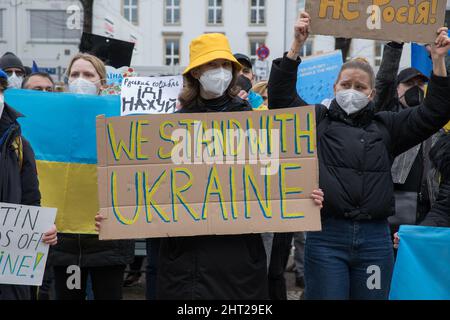 Berlin, Deutschland. 26.. Februar 2022. Proteste gegen den russischen Einmarsch in die Ukraine. Demonstranten versammelten sich am Samstag vor der russischen Botschaft in Berlin. Viele Demonstranten, die Schilder mit der Aufschrift Putin ist ein Terrorist, ein Mörder halten, beenden den Krieg, schließen den Himmel, Flugverbotszone, Waffen für die Ukraine und Verbot Russland aus Swift. Außerdem verglich mehrere Demonstranten Putin mit Hitler, nannten ihn Putler oder ließen ihn ein Hakenkreuz tragen. Die deutsche Polizei versuchte, mehrere Zeichen des Protestes zu verbieten. (Foto: Michael Kuenne/PRESSCOV/Sipa USA) Quelle: SIPA USA/Alamy Live News Stockfoto