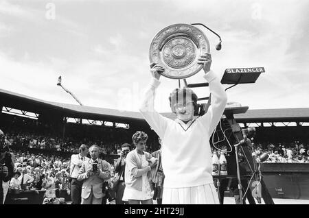 1966 Ladies Singles Final, Wimbledon, Billie Jean King gegen Maria Buenos, Wimbledon Tennis Championships, Samstag, 2.. Juli 1966. Billie Jean King gewinnt in drei Sätzen (6?3, 3?6, 6?1) Stockfoto