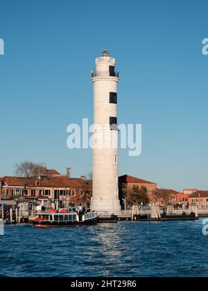 Leuchtturm Murano Faro dell'Isola di Murano in der Lagune von Venedig, Italien in weißem Stein mit Doppelbalkon und Laterne Stockfoto