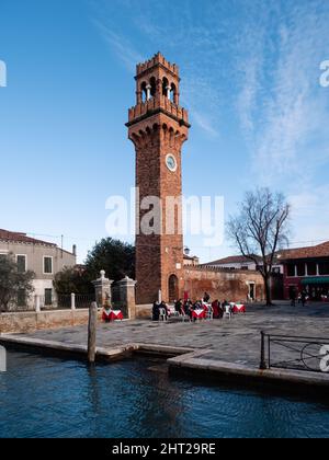 Murano, Venedig, Italien - Januar 6 2022: Torre dell Orologio Uhrenturm auf dem Campo San Stefano auf der Insel Murano. Stockfoto