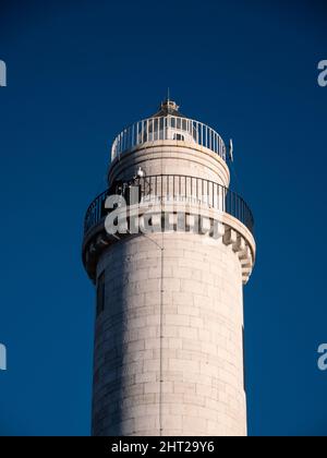 Leuchtturm Murano Faro dell'Isola di Murano in der Lagune von Venedig, Italien in weißem Stein mit Doppelbalkon und Laterne Stockfoto