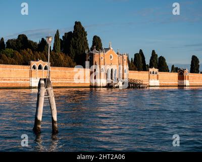 Ziegeltore und Mauern der Insel Isola di San Michele in der Lagune von Venedig, Italien Stockfoto