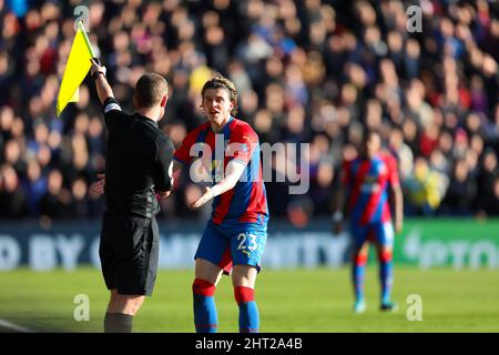 26.. Februar 2022 ; Selhurst Park, Crystal Palace, London, England; Premier League Football, Crystal Palace versus Burnley: Conor Gallagher von Crystal Palace appelliert an den Schiedsrichter Marc Perry. Stockfoto