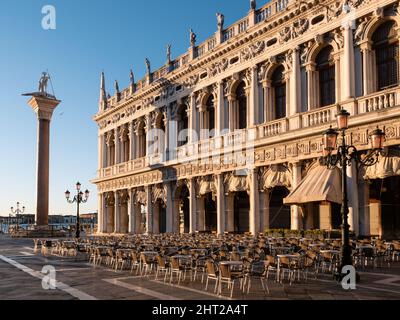 Marciana Bibliothek auch als Bibliothek des Heiligen Markus oder Libreria sansoviniana und Säule von San Todaro auf dem Markusplatz oder Piazza San Marco im Ehrw Stockfoto