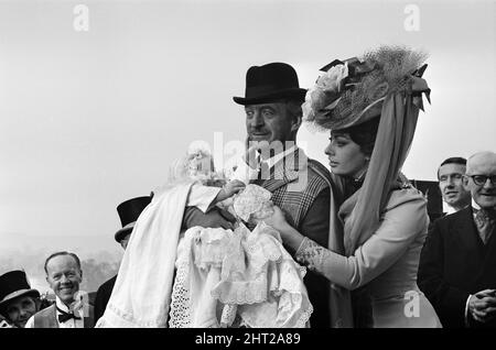 Sophia Loren und David Niven drehen „Lady L“ mit dem 9-jährigen Simon. März 1965. Stockfoto