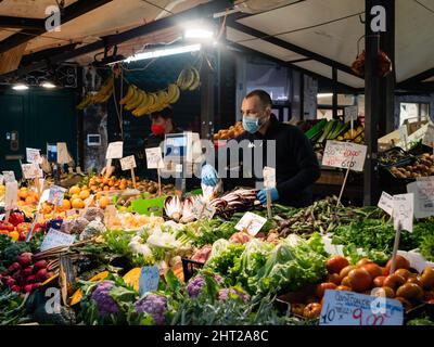 Venedig, Italien - Januar 5 2022: Rialto Markt oder Mercato di Rialto Gemüsehändler oder Gemüsehändler verkaufen Produkte. Stockfoto