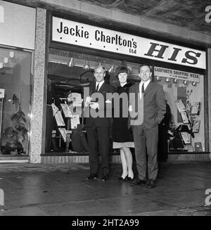 Leeds United und England Center Half Jackie Charlton konnten an der Eröffnung seines eigenen Herrenmode-Shops in Garforth, nahe Leeds, nicht teilnehmen, aber der Shop wurde von seinem ebenso wichtigen Bruder Bobby Charlton und Nobby Stiles eröffnet. Sie kamen aus Manchester, um Frau Pat Charlton zu helfen, den Laden mit einem Zing zu eröffnen. 14.. November 1966. Stockfoto