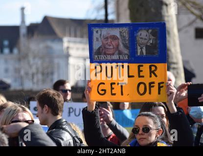 Szenen aus den Protesten gegen die russische Invasion der Ukraine in London am 26 2022. Februar, bei denen sich Tausende aus Solidarität mit der Ukraine herausstellten Stockfoto