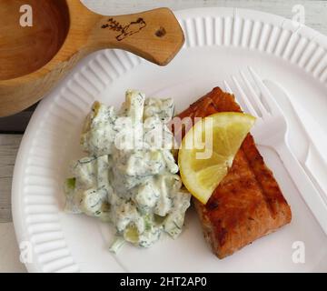 Lachsgericht mit Kartoffelsalat Stockfoto