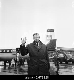 Lev Yashin, Dynamo Moscow und der Torhüter der Sowjetunion kommen am Manchester Ringway Airport an, er ist auf dem Weg nach Stoke, um an Sir Stanley Matthews's Testimonial Match mit einem International XI gegen Sir Stanley Matthews XI, auf dem Victoria Ground 730pm heute Abend, Mittwoch, 28.. April 1965, teilzunehmen. Stockfoto