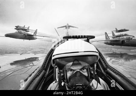 Daily Herald Fotograf Ron Burton im Cockpit eines Folland Gnat-Flugzeugs des RAF Aerobatics-Teams The Red Arrows, während er sich dem Team auf einem Trainingsflug über RAF Little Rissington, der Heimat der Central Flying School, anschließt.4.. August 1965. Stockfoto