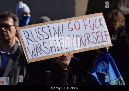 Szenen aus den Protesten gegen die russische Invasion der Ukraine in London am 26 2022. Februar, bei denen sich Tausende aus Solidarität mit der Ukraine herausstellten Stockfoto