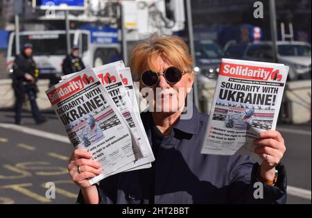 Szenen aus den Protesten gegen die russische Invasion der Ukraine in London am 26 2022. Februar, bei denen sich Tausende aus Solidarität mit der Ukraine herausstellten Stockfoto