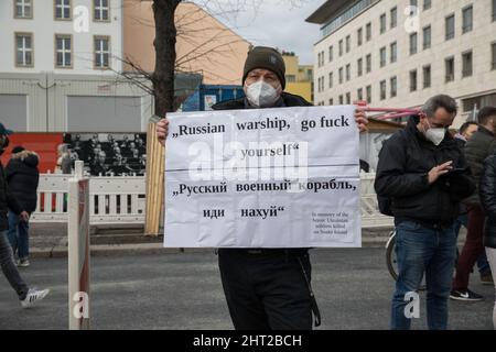 Berlin, Deutschland. 26.. Februar 2022. Proteste gegen den russischen Einmarsch in die Ukraine. Demonstranten versammelten sich am Samstag vor der russischen Botschaft in Berlin. Viele Demonstranten, die Schilder mit der Aufschrift Putin ist ein Terrorist, ein Mörder halten, beenden den Krieg, schließen den Himmel, Flugverbotszone, Waffen für die Ukraine und Verbot Russland aus Swift. Außerdem verglich mehrere Demonstranten Putin mit Hitler, nannten ihn Putler oder ließen ihn ein Hakenkreuz tragen. Die deutsche Polizei versuchte, mehrere Zeichen des Protestes zu verbieten. (Bild: © Michael Kuenne/PRESSCOV über ZUMA Press Wire) Stockfoto