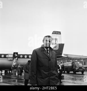 Lev Yashin, Dynamo Moscow und der Torhüter der Sowjetunion kommen am Manchester Ringway Airport an, er ist auf dem Weg nach Stoke, um an Sir Stanley Matthews's Testimonial Match mit einem International XI gegen Sir Stanley Matthews XI, auf dem Victoria Ground 730pm heute Abend, Mittwoch, 28.. April 1965, teilzunehmen. Stockfoto