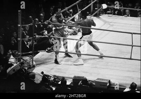 Am 6. August 1966 verteidigte der Schwergewichtsmeister Muhammad Ali aus Louisville, Kentucky, in der Earls Court Arena, Kensington, London, England, seinen Titel gegen Brian London aus Blackpool, England. Ali war mit 24-0 Jahren unbesiegt. London war 35-13. Der Kampf war für 15 Runden geplant. Auf die Frage, ob er ein Rematch mit Ali wollte, sagte London: „Nur wenn er ein Gewicht von 56 Pfund an jedes Bein bindet…“ Ali hat London in der dritten Runde geschlagen. (Bild) Ali steht kurz vor dem Knock-out-Schlag in der dritten Runde. Stockfoto