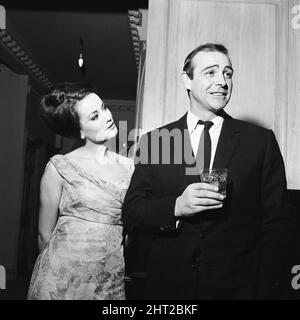 Die Parisienne-Schauspielerin Claudine Auger, die im James Bond-Film Thunderball Domino spielen wird, wurde hier mit Sean Connery während eines Interviews mit dem Daily Mirror-Showbusiness-Reporter Donald Zec gesehen. 17.. Februar 1965 Stockfoto