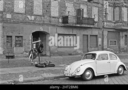 Denkmal für Ida Siekmann, die nach dem Sprung aus ihrem Wohnfenster in der Bernauer Straße nach der Schließung der Grenze zwischen Ost- und West-Berlin starb. Die Gebäude auf der Ostseite der Straße befinden sich in Ost-Berlin, die Bürgersteige und die Straße in West-Berlin. Da dies bedeutete, dass ein Bewohner aus seiner Haustür in die Freiheit gehen konnte, ordneten die DDR-Behörden die gewaltsame Evakuierung aller Wohnungen an der Grenze an und verputzten alle Eingänge und Fenster, die Ida Siekmann beim Versuch, bei der Evakuierung ihres Gebäudes zu entkommen, starb. Ca. 1965 Stockfoto