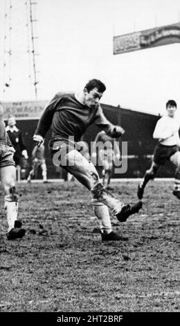 Denis Thwaites, Birmingham City Football Player in Action, Februar 1966. Stockfoto