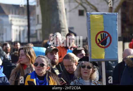 Szenen aus den Protesten gegen die russische Invasion der Ukraine in London am 26 2022. Februar, bei denen sich Tausende aus Solidarität mit der Ukraine herausstellten Stockfoto