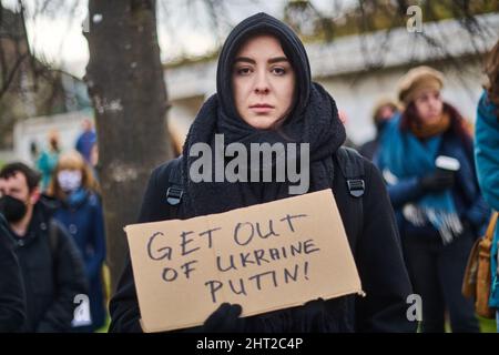 Edinburgh Schottland, Großbritannien Februar 26 2022. Menschen versammeln sich vor dem schottischen Parlament in Edinburgh, um gegen die russische Invasion in der Ukraine zu protestieren. Credit sst/alamy live News Stockfoto