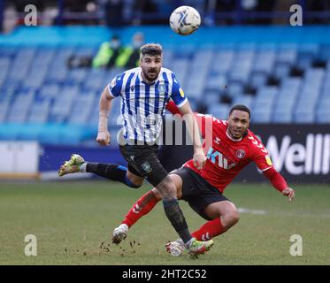 Callum Pherson am Mittwoch von Sheffield (links) und Akin Famewo von Charlton Athletic kämpfen während des Sky Bet League One-Spiels im Hillsborough Stadium, Sheffield, um den Ball. Bilddatum: Samstag, 26. Februar 2022. Stockfoto