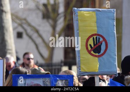 Szenen aus den Protesten gegen die russische Invasion der Ukraine in London am 26 2022. Februar, bei denen sich Tausende aus Solidarität mit der Ukraine herausstellten Stockfoto