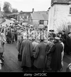 Die Jagd nach dem entflohenen Sträfling Frank Mitchell. Die Polizei des Royal Marine Commando zieht aus Peter Tavy in der Nähe von Tavistock, um Dartmoor nach dem entflohenen Häftling Frank Mitchell zu durchsuchen, der mit Hilfe eines RAF-Hubschraubers unterstützt wird. 13.. Dezember 1966. Stockfoto