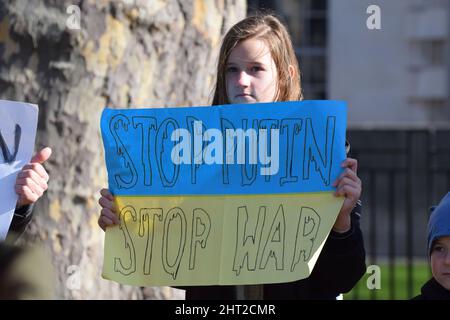 Szenen aus den Protesten gegen die russische Invasion der Ukraine in London am 26 2022. Februar, bei denen sich Tausende aus Solidarität mit der Ukraine herausstellten Stockfoto