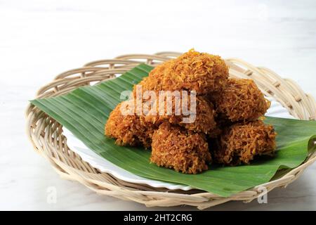 UBI Kremes oder Ceker Ayam, traditioneller Snack aus Indonesien. Hergestellt aus geschreddertem Süßkartoffel und Palmzucker Stockfoto