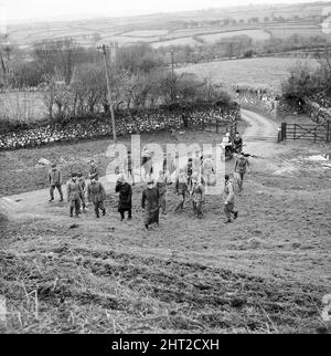 Die Jagd nach dem entflohenen Sträfling Frank Mitchell. Die Polizei des Royal Marine Commando zieht aus Peter Tavy in der Nähe von Tavistock, um Dartmoor nach dem entflohenen Häftling Frank Mitchell zu durchsuchen, der mit Hilfe eines RAF-Hubschraubers unterstützt wird. 13.. Dezember 1966. Stockfoto