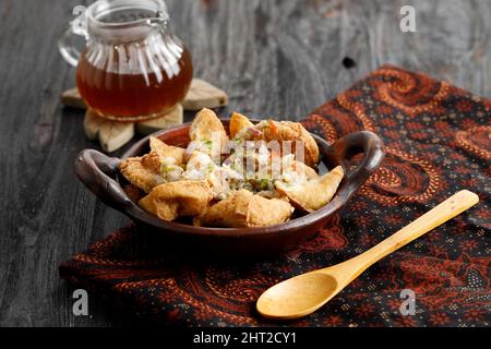 Tahu Gejrot Cirebon. Traditionelles Street Food aus gebratenen Tofu (Bean Curd) mit zerkleinerten Schalotte und grünen Chili in süßer Soja- und Zuckersoße. Typ Stockfoto