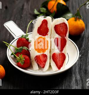 Ausgewählter Fokus Japanisches Syle Sweet Fruits Sandwich mit Erdbeere und Orange. Süßes Hausgemachtes Sommerfrühstück Ichigo Obst Sardo Stockfoto