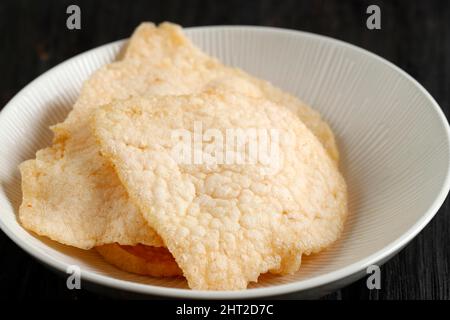 Nahaufnahme von Kerupuk Udang oder Shrimp Crackers oder Prawn Crackers. Auf Holztisch Stockfoto