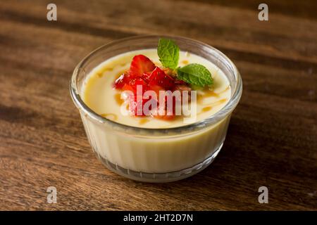 Food Photography. Panna Cotta Dessert mit Erdbeeren und Basilikum. Stockfoto