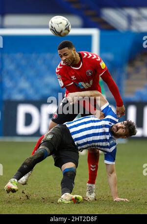 Callum Pherson am Mittwoch von Sheffield (links) und Akin Famewo von Charlton Athletic kämpfen während des Sky Bet League One-Spiels im Hillsborough Stadium, Sheffield, um den Ball. Bilddatum: Samstag, 26. Februar 2022. Stockfoto