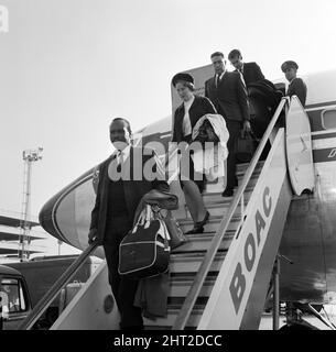 Der Premierminister von Bechuanaland, Seretse Khama, und seine Frau Ruth Williams Khama kommen aus Südafrika am Flughafen London an. 20.. Oktober 1965. Stockfoto